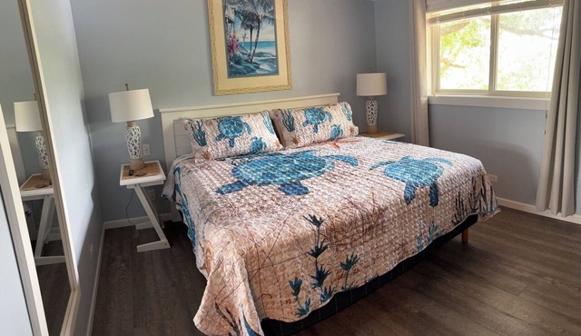 TROPICAL 2 BEDROOM LAKEVIEW CONDO CLOSE TO EVERYTHING!