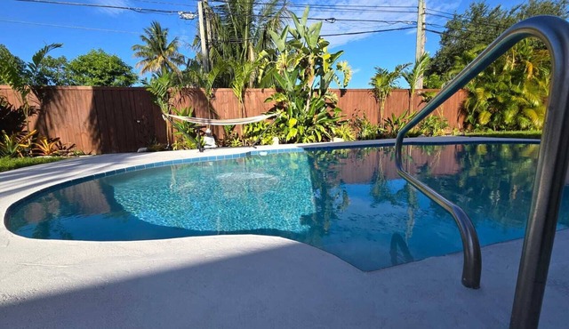 Tropical pool retreat 10min to beach near MIA