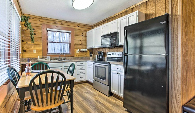 'Turkey Creek Cove’ Clyde Cabin w/Mtn Views!