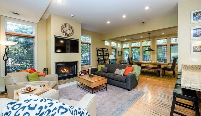 Union Pier Condo, Heated Pool! Close To Beach and Downtown.