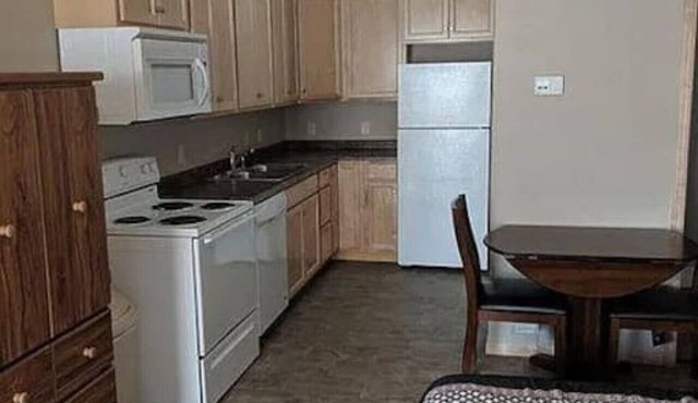 Unit 4: Cozy Studio Microhotel with full kitchen