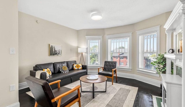 Unit 5 · Historic Brush Park 1 BDRM Apt w Workstation