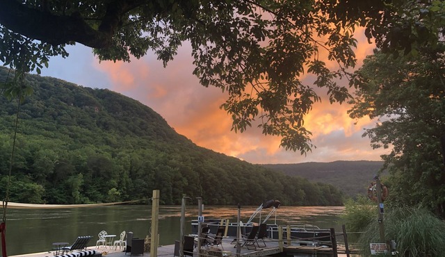 Unit H -10 Mins to Downtown Vacation On The TN River!