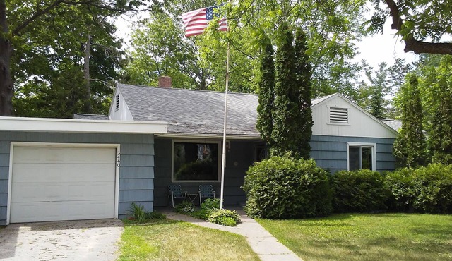 Up north retreat in the heart of Indian River! Available all seasons
