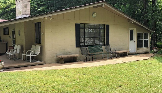 Vacation on the Tennessee River in Northwest Alabama. Quaint cottage/level lot.
