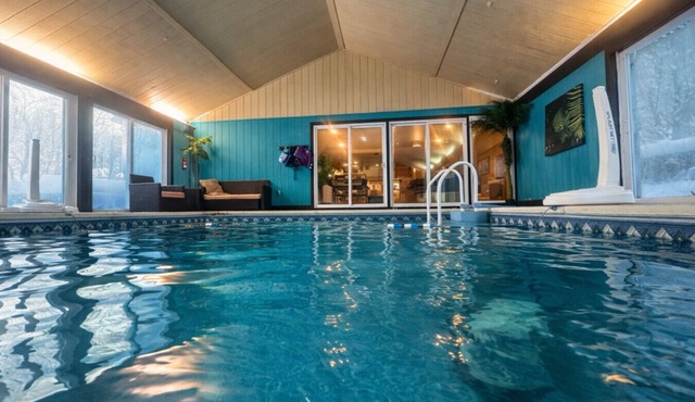 Valley View Villa: Indoor Saltwater pool, theater, pickleball!