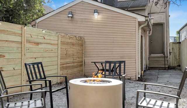 Victorian duplex near Downtown & Superdome. 1 mile to FQ, yard with fire pit & BBQ.
