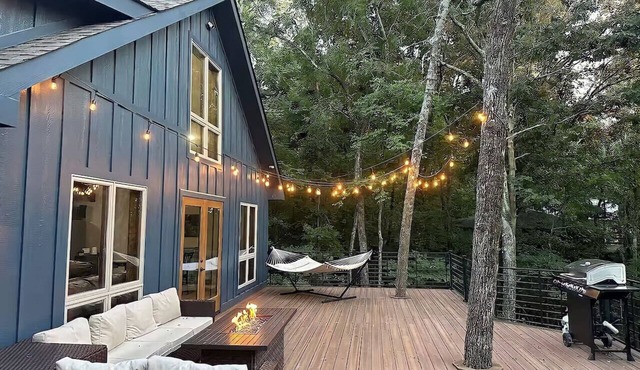 VIEWS! Sunset l Large Deck l 2mi to Downtown