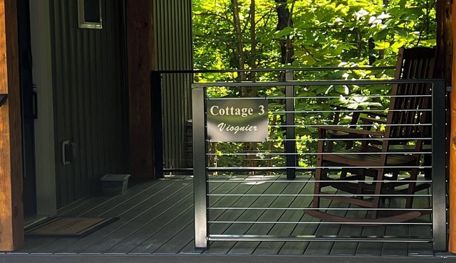 Viognier-Cottage near Jones von Drehle with Master Suite