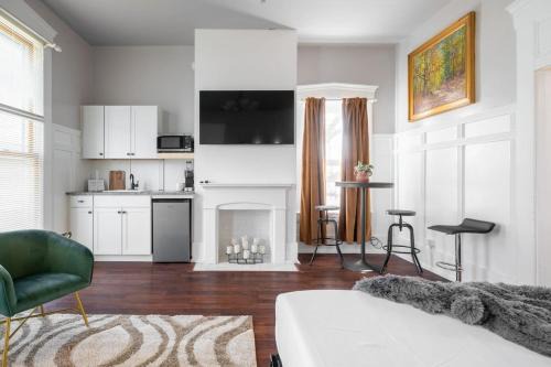 Walk/Bike everywhere from this Historic Chic Studio