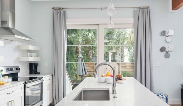 Walk Everywhere! 8BR Duplex with 2 Pools, Sleeps 16+