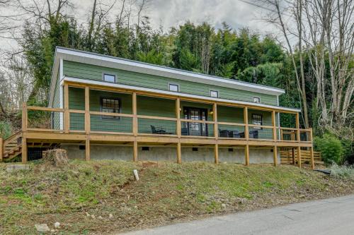 Walk to Main St! Mtn-View Getaway in Waynesville