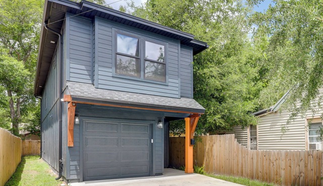 Walk to Stadiums & Dining: Pet-Friendly Home!