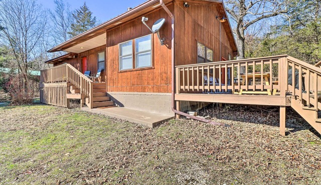 Walk to White River: Home w/Deck in Flippin!