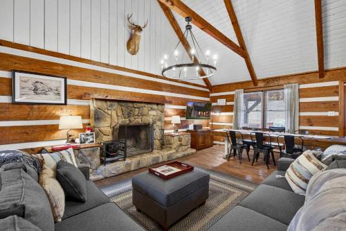 Waterfront cabin w fireplace,hot tub & BBQ grill
