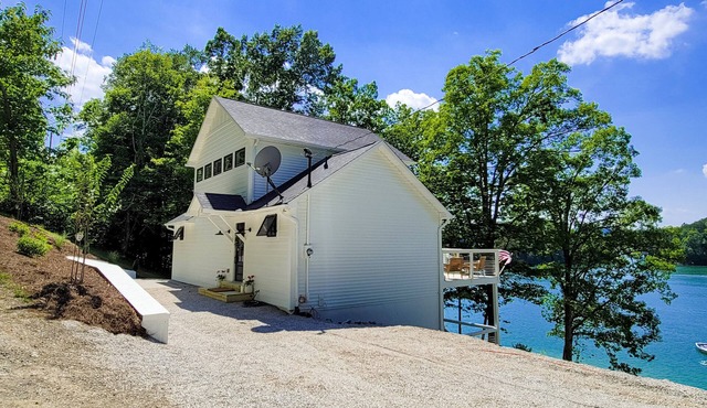 Waterfront gem on Norris Lake w/dock, sunset lake views, decks, and firepit