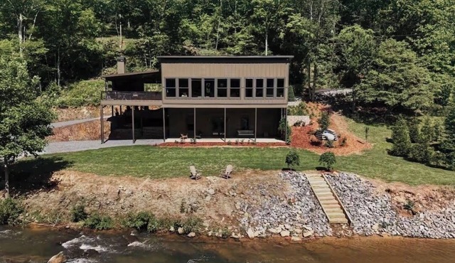 Waterfront Luxury with Hot Tub and Sauna on Fightingtown Creek