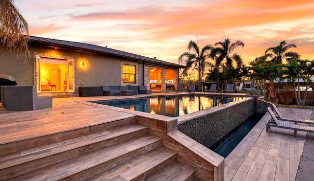 Waterfront Stay + Infinity Pool + Dock + Outdoor Bar + Beach Access | World Cup