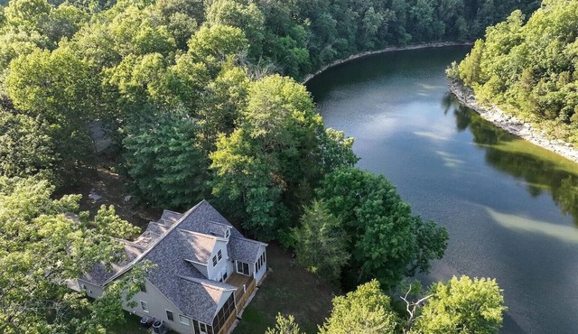 Waters Edge 4-bedroom house with AC and WiFi in peaceful Somerset