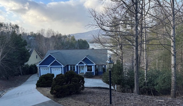 Waters Edge-Peaceful Lakefront Retreat