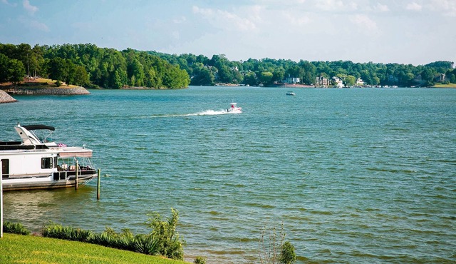 Waterview Family Style Two Bedroom Cabin #6 at Long Cove Resort - Flexible Cancellation! by RedAwning