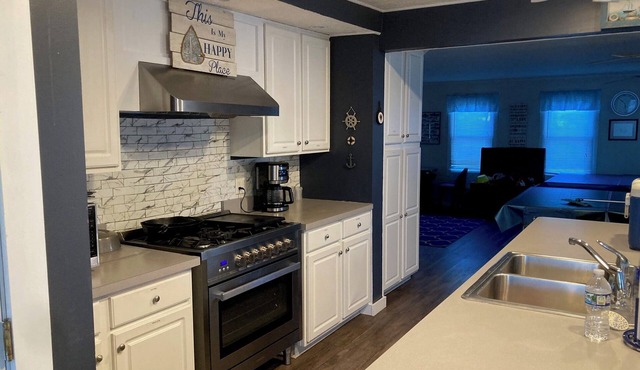 Webster Lake Front Cottage 5 Bdrms, 4 Baths, Large Deck & Dock, Fully Equipped