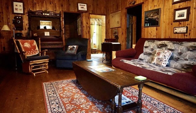 Weisel Cabin - Nostalgic Cabin located within walk