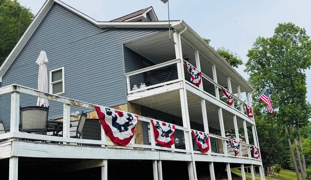 Welcome to Blue Pearl! Lakeview Retreat Steps from Sugar Hollow Marina.