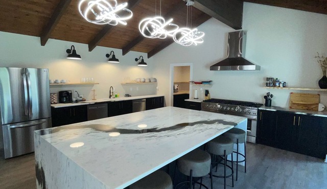 Welcome to the Sip! 7 bed 9 bath party house. Create your own grove party!
