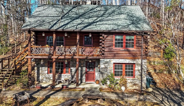 Welcome to your peaceful 4 Br cabin, minutes from the historic Lake Junaluska.