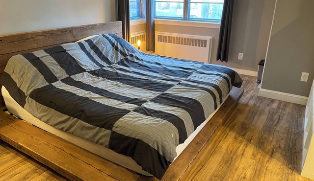 WHOLE SUITE 79 - DE LUXE KING BED in Master Bedroom + LR with 2 SLEEPING SOFAS