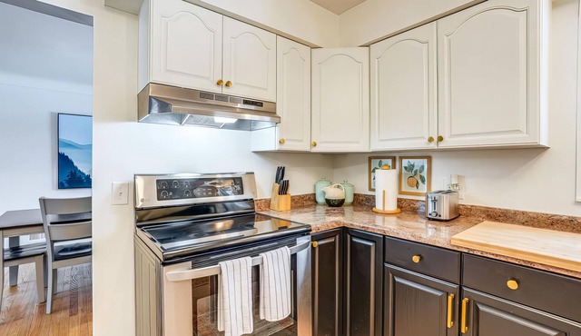 Wicks Home - Desirable Neighborhood Near Downtown by RedAwning