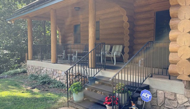 Wise Acres—Pet-friendly cabin in the woods with EV charger