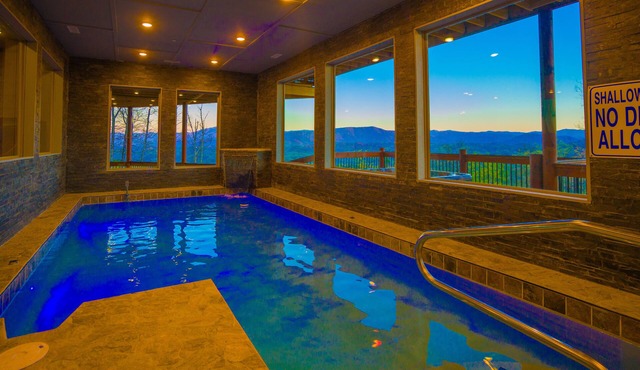 Wonderland Lodge: Mtn Views, Pool, S/Secluded, Games Theater, wifi, hot tub.