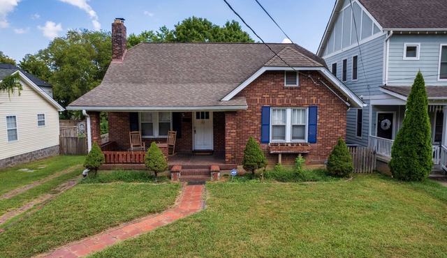 Your crew can rest well here. 7 beds in 5 bdrms, nice yard, A+ neighbors.