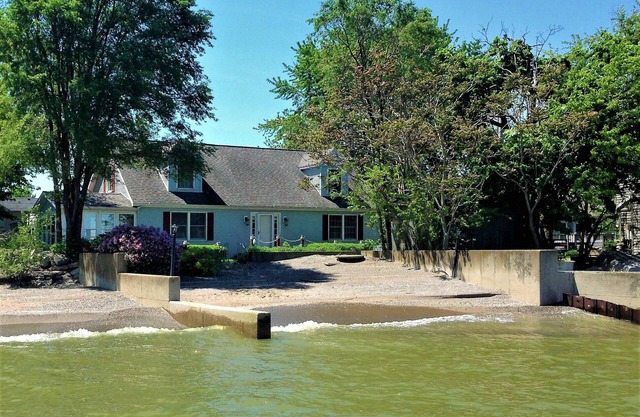 Delightfully Spacious Private Beach-Front Home Sleeps 13 on Lake Erie!