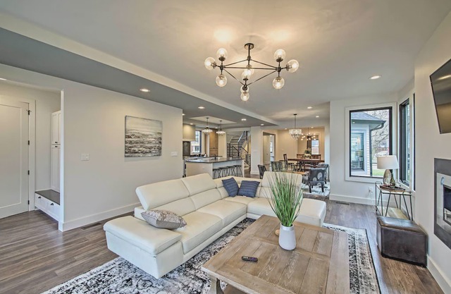 Indianapolis Luxury: House w/Yard <2Mi to Downtown