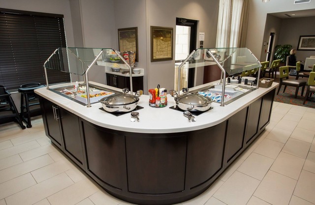 King Suite w/ Pool & Gym Access. FREE Breakfast!
