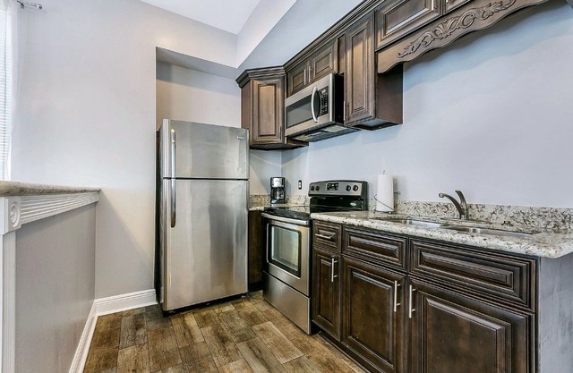 Stunning 1BR/ 2BR/ 3BR next to City Park by Hosteeva
