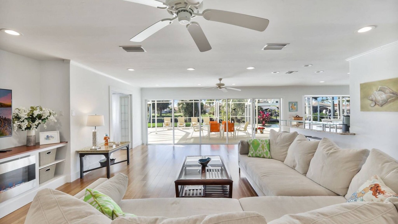 Photo of Livingroom in Yacht Club