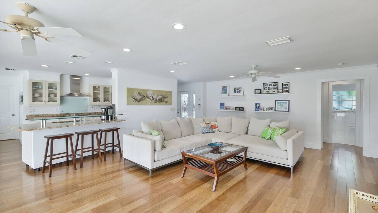 Photo of Livingroom in Yacht Club