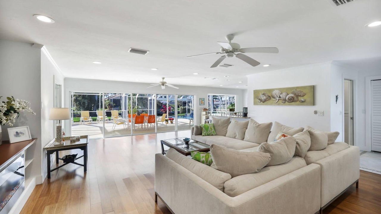 Photo of Livingroom in Yacht Club
