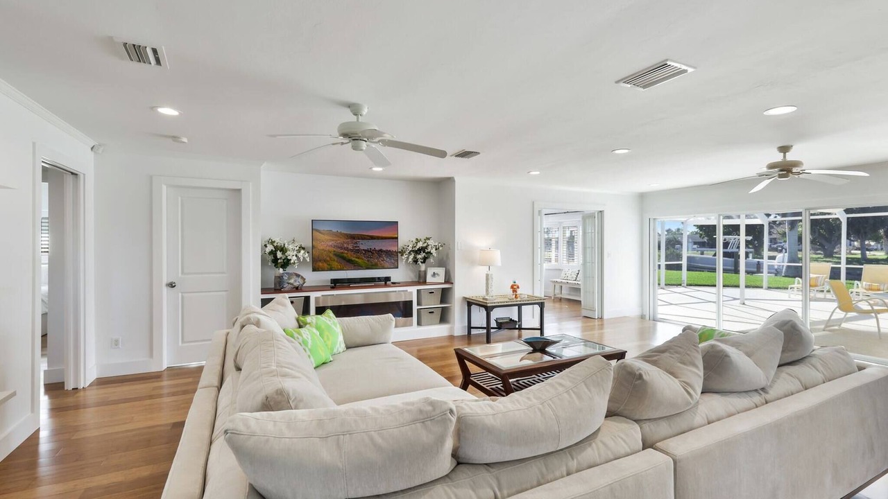 Photo of Livingroom in Yacht Club