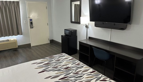 Deluxe Room, 1 King Bed, Accessible Bathtub