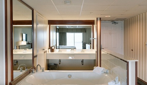King Spa Room – 1 King & Spa Tub